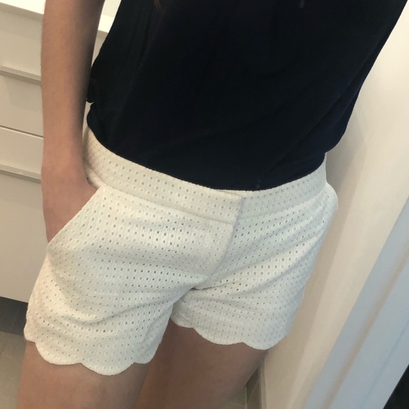 Classy & versatile Club Monaco White Short - Picture 2 of 8